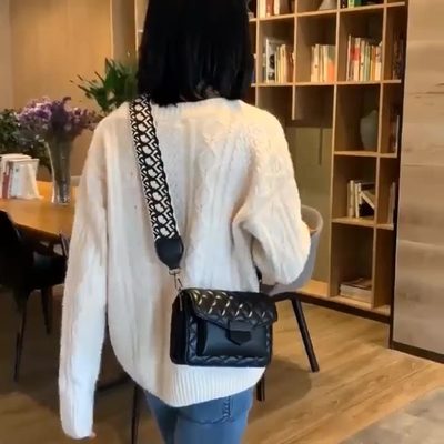 黑色真皮宽带斜挎包女百搭ins大容量包包2020新款韩版时尚小方包